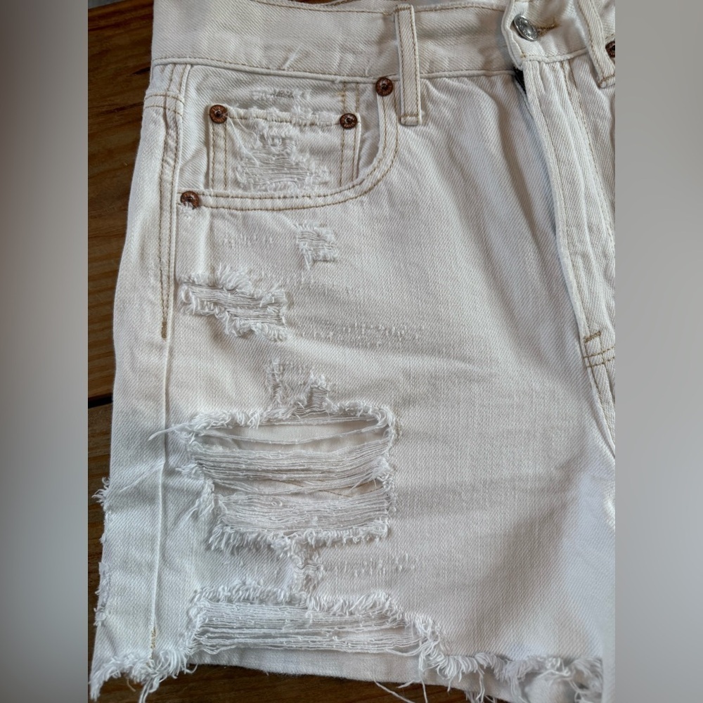 American Eagle Outfitter 90s Boyfriend White Denim Jean Shorts Size 6 - Picture 2 of 9